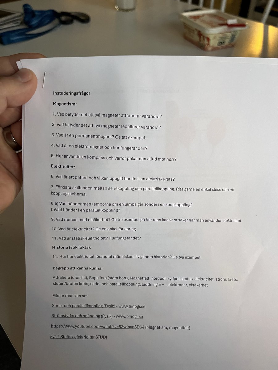 Är så fruktansvärt trött på dagens skolsystem. Hur är det tänkt att en 10åring ska studera till ett prov utan information i form av böcker eller häfte, enbart med YouTube länkar? Är det konstigt att barn som inte får mycket hjälp av föräldrar faller mellan stolarna. Katastrof.