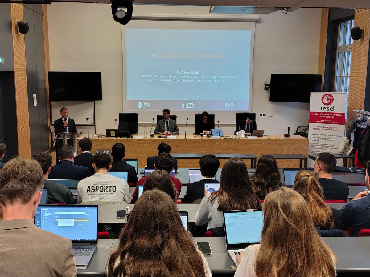 IESD_Lyon3's tweet photo. 📢[COLLOQUE QUINQUENNAL - Rétrospective] 

🤝L'IESD remercie chaleureusement l'ensemble des intervenants et partenaires qui ont permis le succès de son grand colloque quinquennal les 24, 25 et 26 novembre dernier. 

1/3) 🧵👇 https://t.co/PCIKCFWqO9