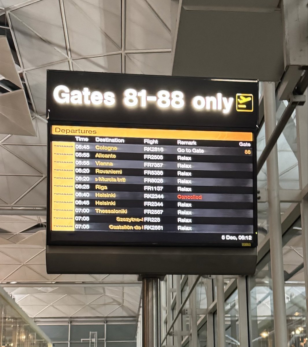 wardiaryww2's tweet photo. @STN_Airport @Ryanair @RyanairPress 1’000s of people missing flights at Stansted airport due to misleading signage 

#airportfails #incompetence #welcometoUK @thetimes @TheSun @DailyMail https://t.co/Cuh3iGZByt