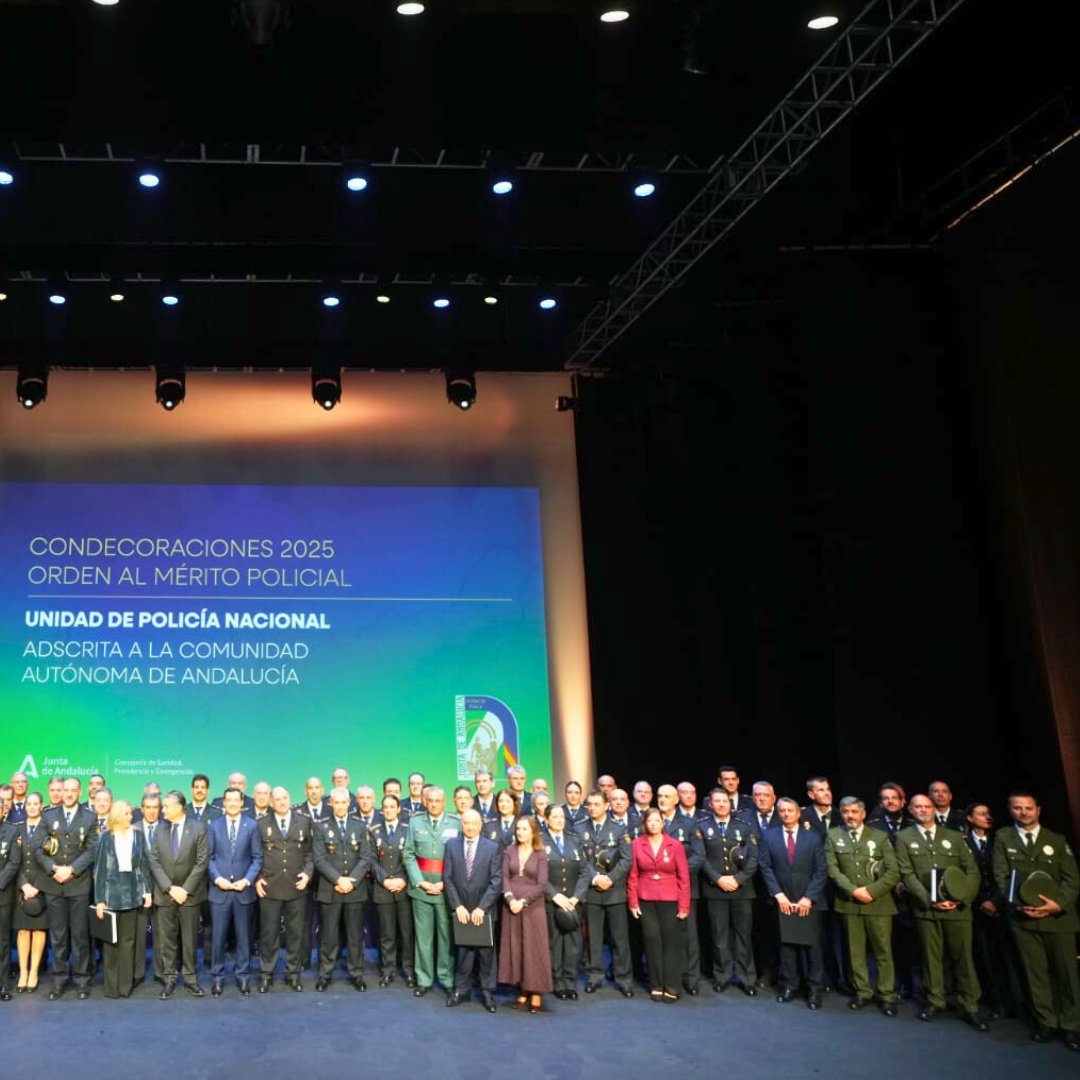 Desde #INAFO felicitamos a nuestros compañeros preparadores <a href="/JJoaquinAniceto/">J. Joaquín Aniceto</a> y <a href="/jjalesina/">Juanjo Alesina</a>, que han recibido la Distinción Honorífica de <a href="/policiandalucia/">Policía Nacional Adscrita a Andalucía</a> por su trayectoria <a href="/AAMM_And/">Agentes Medio Ambiente de Andalucía</a>. Y extendemos la felicitación al agente Antonio Aguilar ¡Enhorabuena! 🏅👏

#SomosCompañeros