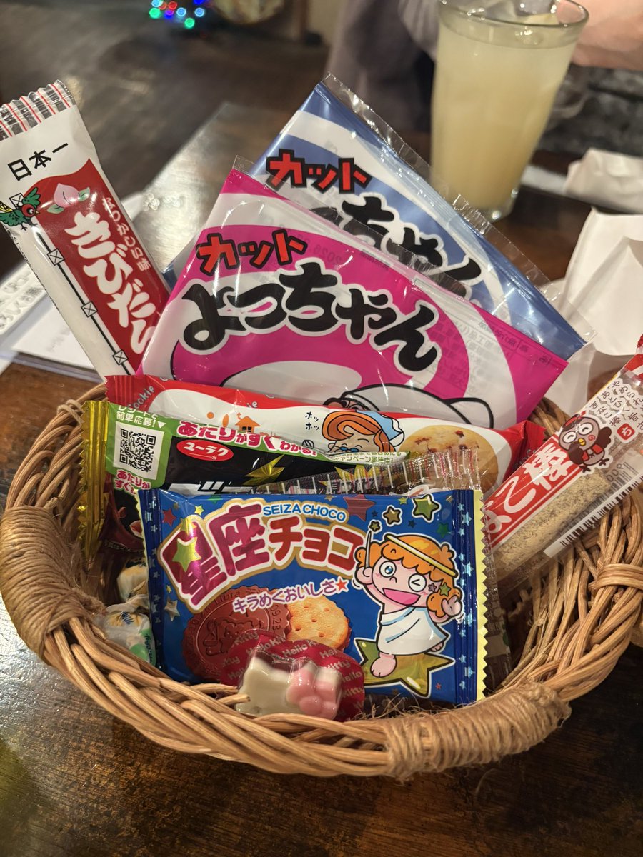 いつもツイート(Xではなんて言うの？ポスト？)しようと思ってるのに、かなーり間が空いちゃう😭
みなさまお久しぶりです！

この間、ふじとしぃちやんと駄菓子食べて餃子食べて、食べまくりの1日を過ごしたよ❣️楽しすぎた❣️
お面被ってるのは誰と誰かわかるかなー😽？笑