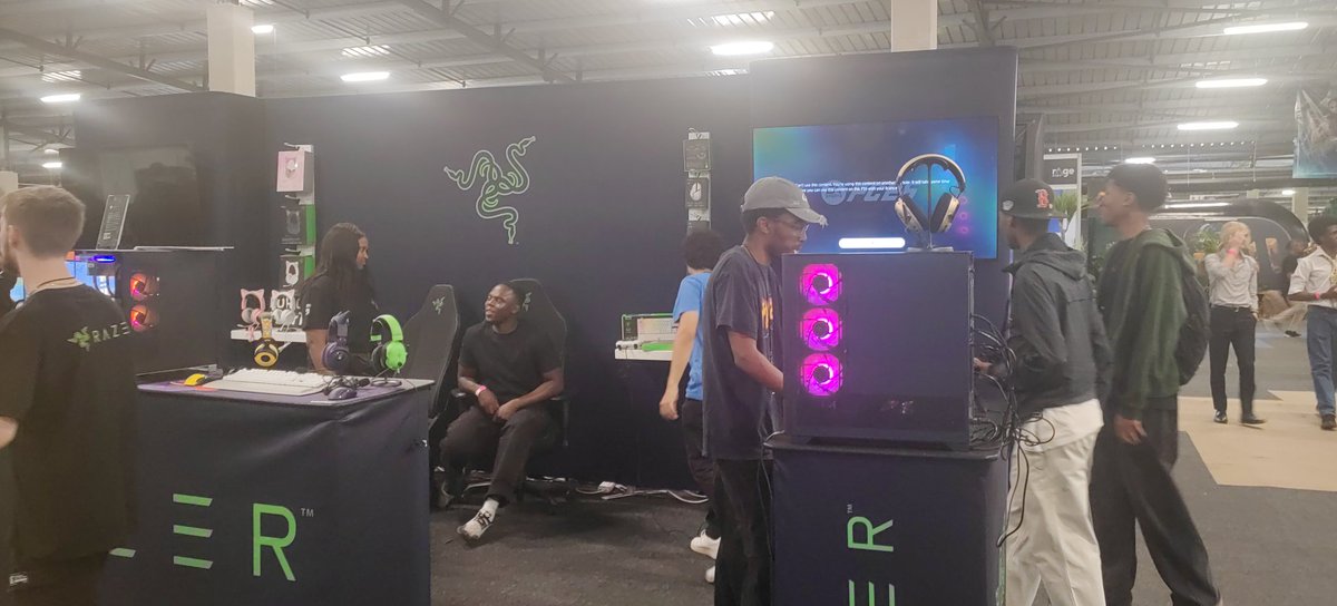 eogxnews's tweet photo. It's #rAgeExpo Weekend at @FourwaysMall 🔥 

A weekend full of gaming and entertainment awaits 🎮🕹

#rAgeExpo2025 https://t.co/eIEVGo7XGV