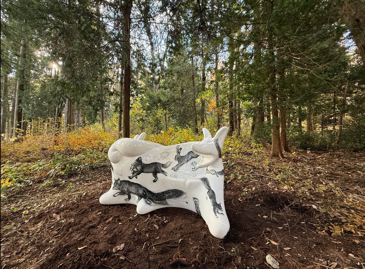 大阪・関西万博の鴻池朋子のオオカミベンチたちが、いよいよメディシン・インフラ プロジェクトとして全国へ旅立ちました。Wolf Bench/Animal Drawings：11/3に福島県相馬郡飯舘村にある狼や白狼への信仰が残る山津見神社に設置。例大祭には指人形たちも祭りに参加します。（管理者モモンガ）