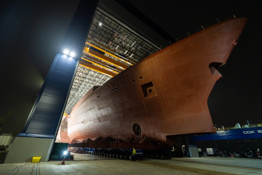 Tym którzy późno idą spać i marzną jest wynagrodzone. 

Dziobowy megablok przyszłego ORP Wicher około północy dotarł do hali PGZ SW.

Całkiem spory kawałeczek stali - więcej zdjęć z operacji niedługo na <a href="/strefaobrony/">Strefa Obrony</a>