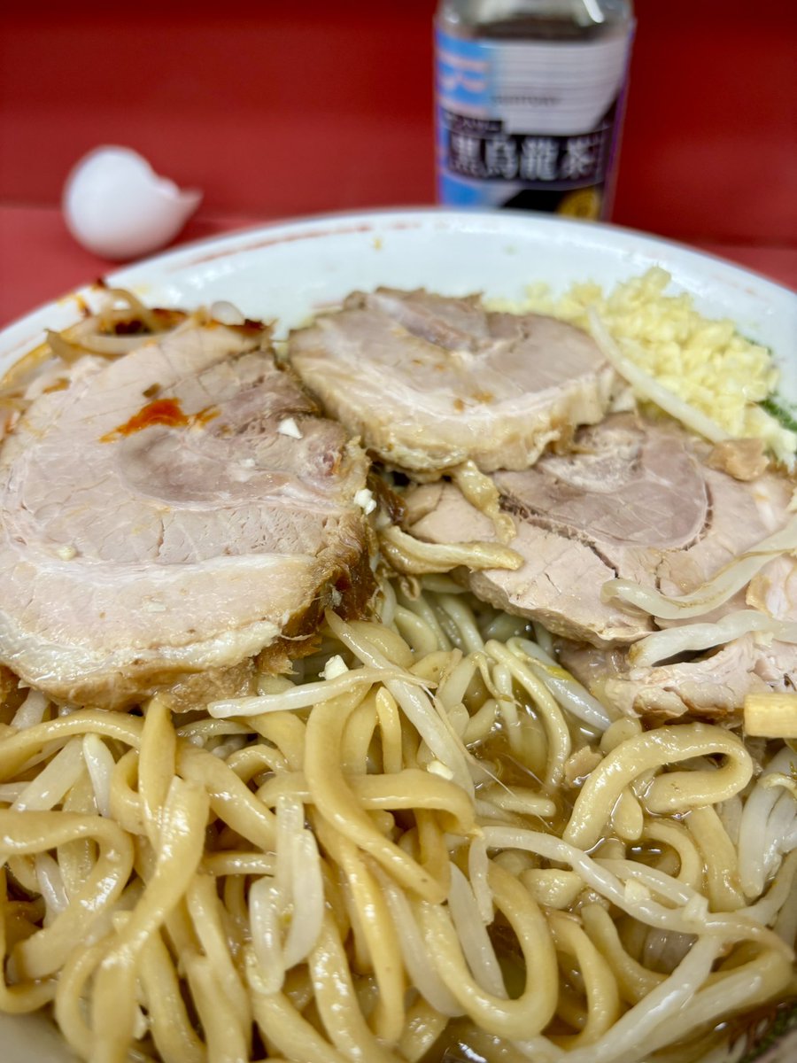 ラーメン二郎千住大橋駅前店
大豚  【ヤサイニンニクラーユ】久しぶりに食ってきたけど相変わらず旨かったな〜😋シャキシャキヤサイとガツンと醤油の効いた非乳化スープ❗️  そのスープに浸かってたデロ麺‼️    ショッパーなラーメンなのになんでこんなに旨いんだろ❓
＃ラーメン二郎千住大橋駅前店