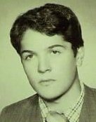Sadece__Turkk's tweet photo. Ben öğretmen Hüseyin Aydemir. 
1986 yılında Batman'a öğretmen olarak atandım. 
Okulumuzun önündeki direkte şanlı TÜRK Bayrağımızı dalgalandırmam, pkklı teröristleri rahatsız etti. 
11 Mart 1988'de beni bayrak direğine asarak şehit ettiklerinde 26 yaşındaydım. 

Unutma TÜRK 🇹🇷 https://t.co/mxNoqd8Oh6