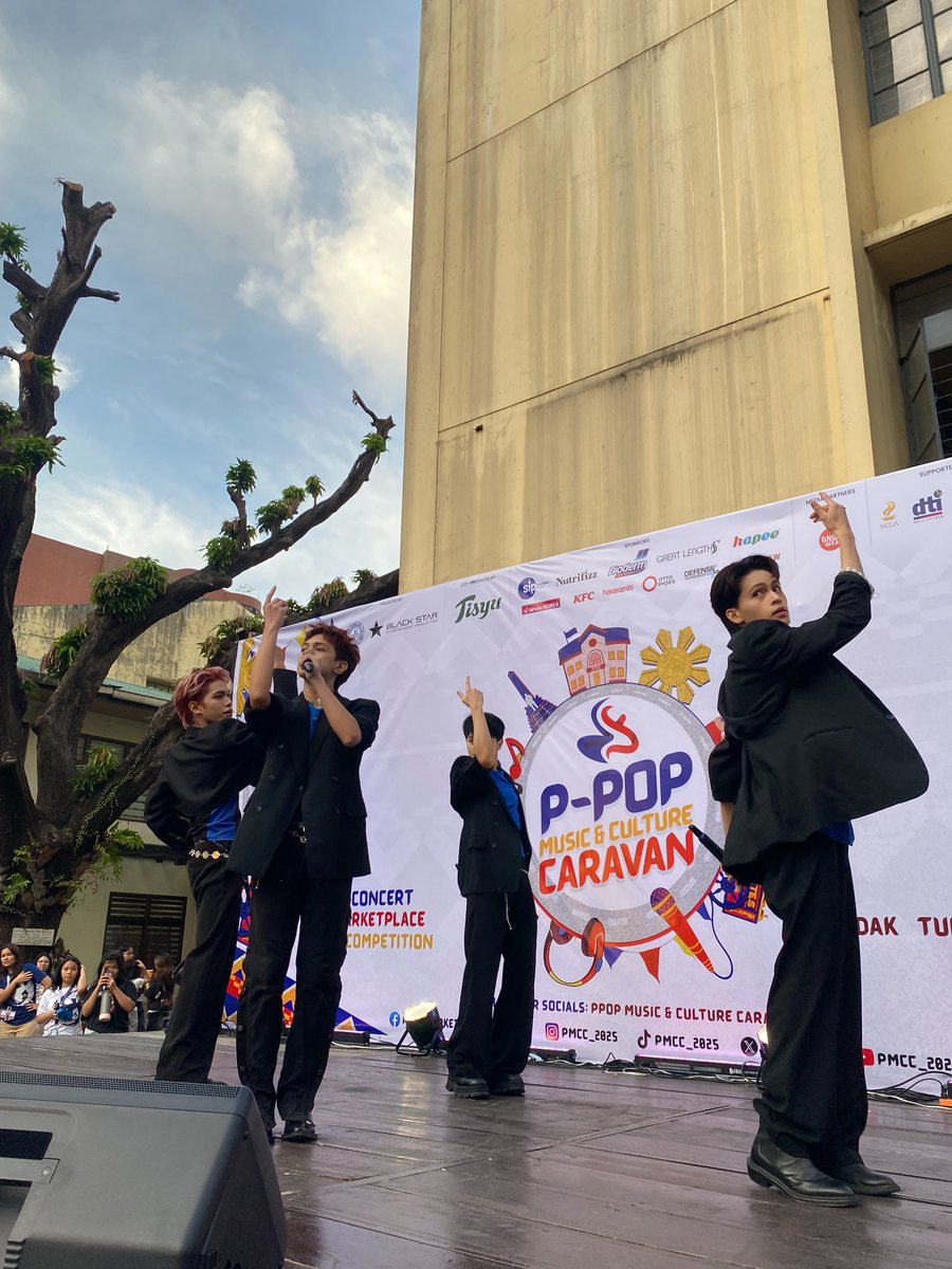 PMCC_2025's tweet photo. 🚨 ON STAGE NOW: NEW-ID! 🚨

Our Scholasticians are going wild as NEW-ID hypes up the crowd and serenades with non-stop energy, fire moves, and unforgettable PPOP vibes! 🔥💙🎶 https://t.co/l0UTkCCaRy