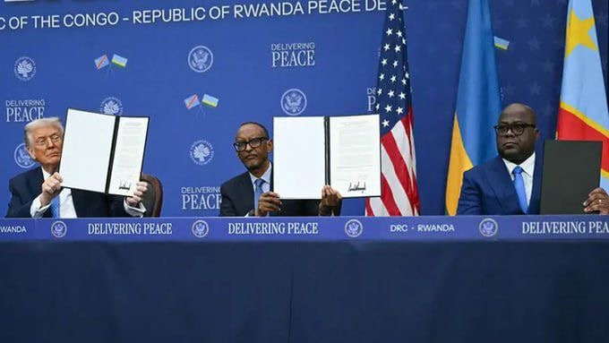 PatrickMbeko's tweet image. Et le piège se referma sur la RD Congo !
==============================

Les présidents Félix Tshisekedi et @PaulKagame ont finalement entériné l’« accord de paix » signé à #Washington en juin dernier, sous le regard du président @realDonaldTrump. Pas besoin d’être devin pour…