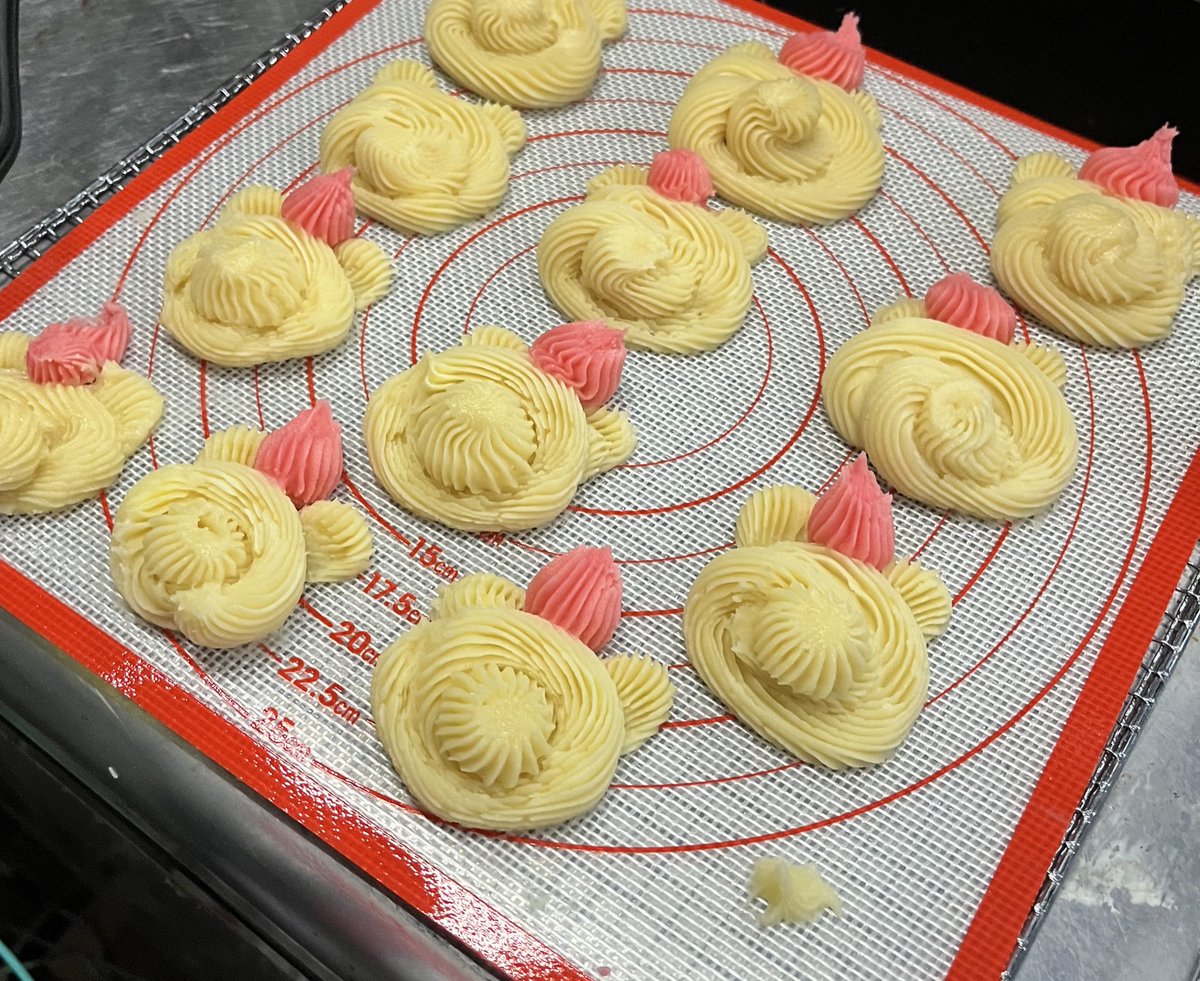 key_jacran's tweet photo. 昨日のやつ🍪
焼く前は可愛くできてた、くまちゃんサンタ絞り出しクッキー🍪🍪

余熱温度上げるの忘れてて、しっかり失敗www

また今度リベンジ🫥🫥🫥🫥

今日はトトロのクッキー焼くのだ🌿.∘ https://t.co/K3AU0RuC1T