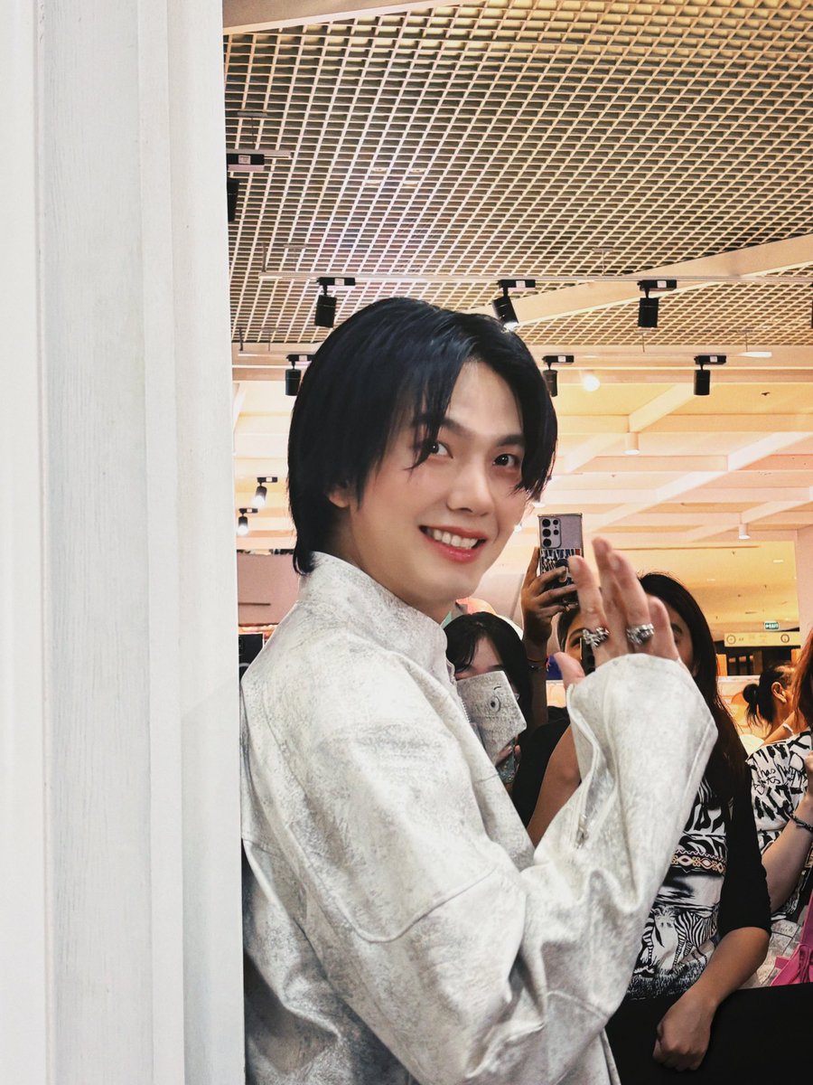 ขอให้ทุกคนที่เดินทางไปหาบิวเดินทางปลอดภัยนะคะ ขอให้ได้เก็บโมเมนต์น่ารัก ๆ กลับมาเยอะ ๆ และสนุกกับทุกช่วงเวลาของงานนะคะ💙🫶🏻

Safe travels to everyone heading out to see Biu Hope you collect lots of cute moments and enjoy every part of the event.💙🫶🏻

#BuildJakapan 
#Beyourluve