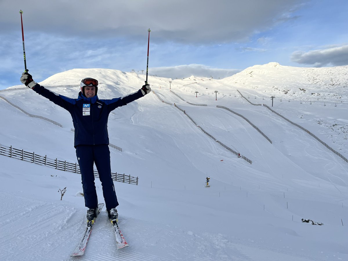 Otro día en la oficina, preparado para poner las banderillas. Un lujo <a href="/VPajaresOficial/">Valgrande-Pajares</a> ⛷️⛷️🧡