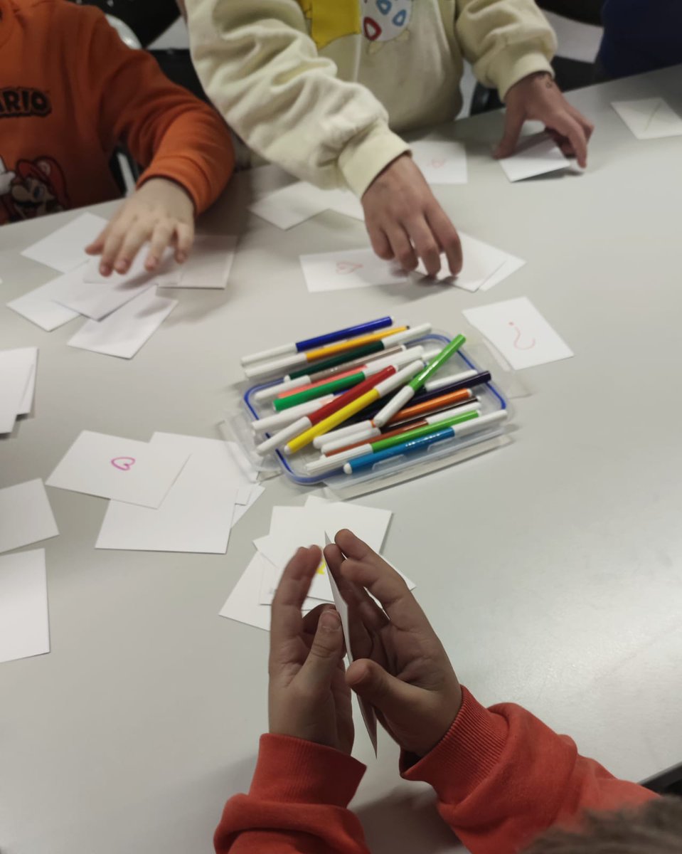 🪄 Al Taller de #màgia, petits i grans han quedat amb la boca oberta després de veure els trucs d'en Gneis! Després han après a fer 4 jocs i s'han endut una baralla de cartes i altres materials per continuar practicant a casa.
#Esparreguera #bibliotequesxbm