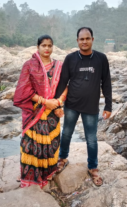 Chameli was always a go-getter. What helped her step out was the support at home and shared responsibilities.

A father-in-law who pushed her to aim higher. 

A husband who adjusted routines so she could travel for work in Odisha.

With that backing, she is now guiding farmers