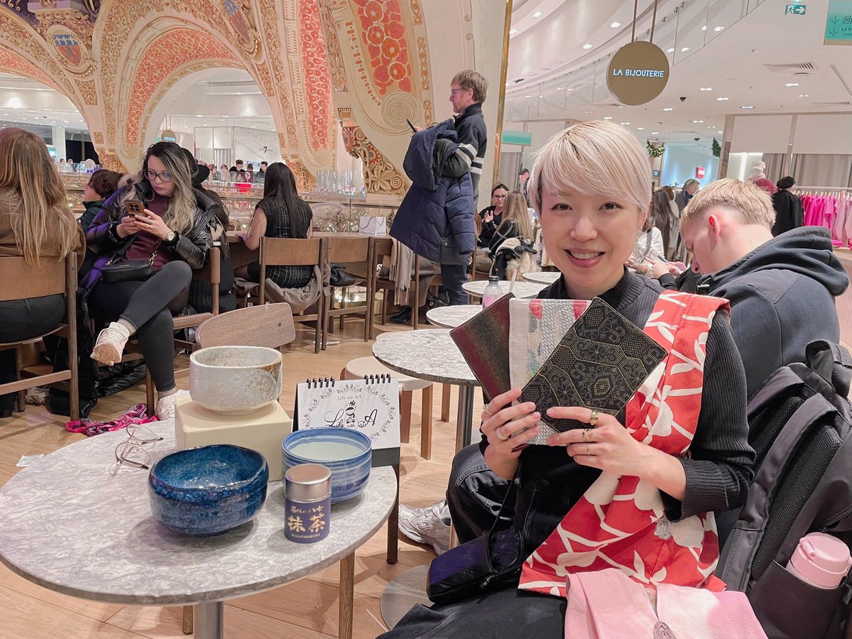 苺いち絵さんとパリでお茶しました🫖✨

お茶碗が割れて届いた😭と投稿したら
お茶碗とお抹茶、更に作品カレンダーと着物で作ったコースターとバックを日本からのプレゼントで頂きました😭😭😭🎁

苺いち絵さんの優しさ、繋いでくれたご縁🇫🇷🇯🇵に感謝します🙏

夢に向かって頑張ります👏❤️‍🔥