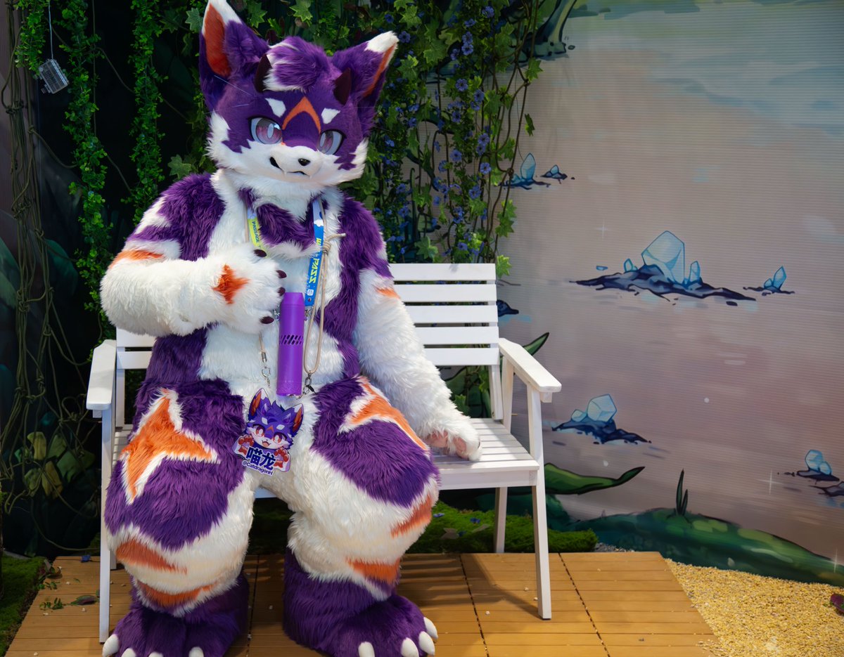 诶～你也要过来坐吗？如果你不介意挤一挤的话…
什？！坐我腿上吗，也不是不行…xwx
#furry #FursuitFriday