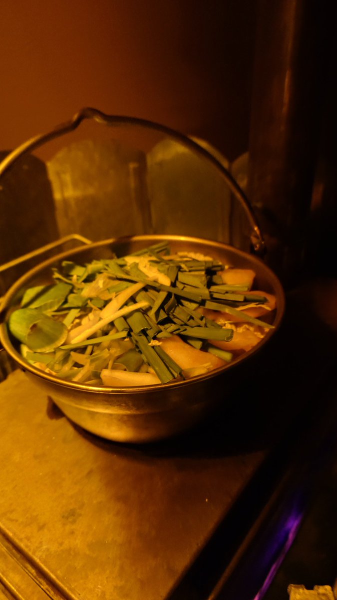 久々平日キャンプ
おやつにドリトス、夜は薪ストーブでキムチ鍋の準備しながらつまみに豊後牛を焼いて食べてる