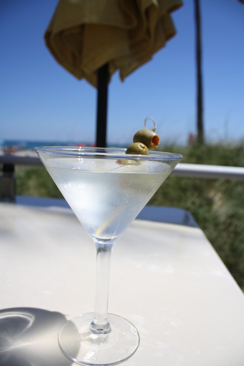 Palm trees, ocean breezes &amp; a little slice of paradise in our Winter wonderland! ☃️🌊🌴Friday Happy Hour 4-7pm 50% off drinks at the bars!  Live Music starts <a href="/4pm/">4pm</a>! 🌺🍸🫐  #seaside #holidayparties #fridayhappyhour #livemusic #7daysaweek #lauderdalebythesea #arubabeachcafe