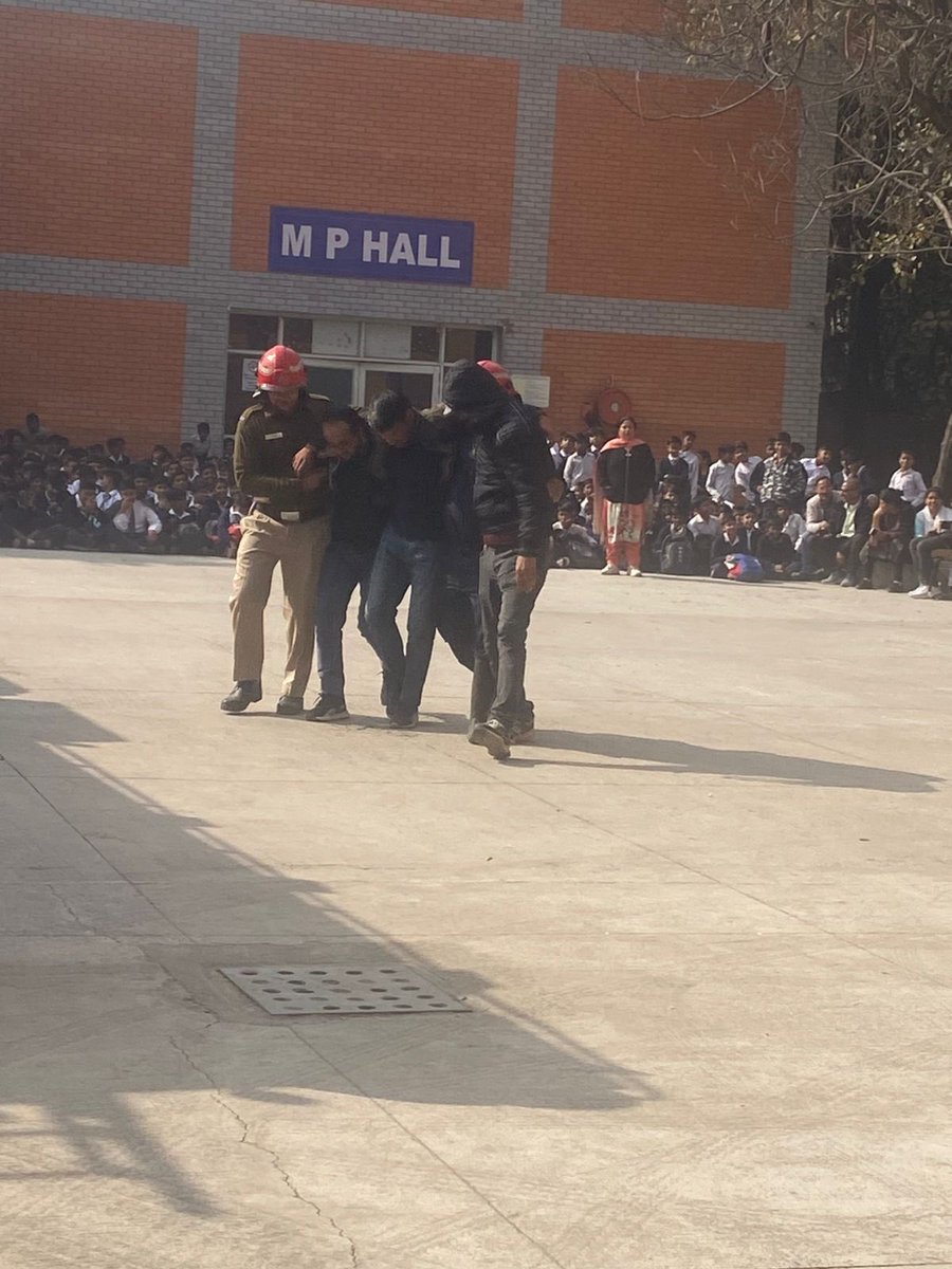 DMwestDelhi's tweet photo. Under the guidance of District Magistrate (West),DDMA(west) organised a Mock drill at Govt Boys SS school Tagore garden on 05/12/25 on the scenario stempede due to fake information of Bomb.Mockdrill started at 11:34 am and end at 12.36pm
#DMwest
#DDMA https://t.co/W3jEn3NOBr