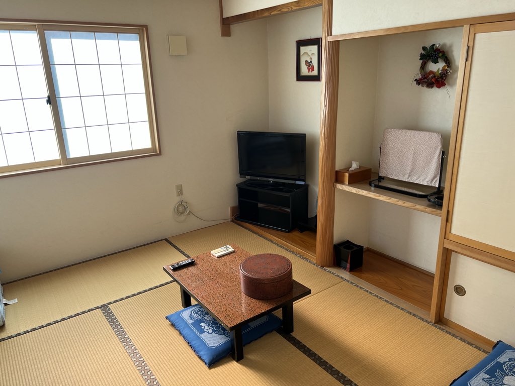 「下宿・素泊り」お探しの方、ぜひご連絡をお待ちしております！
⚫︎下宿(朝・夕２食付き・月額¥60,000）
⚫︎宿泊(素泊まりお一人様・¥3,000)
　※エアコン・ベット・洗濯機・Wi-Fi完備
お問い合わせ、見学など、ご気軽にお待ちしています☺️
＃五戸　＃下宿　＃素泊り　#東北メディカル学院　#宿泊