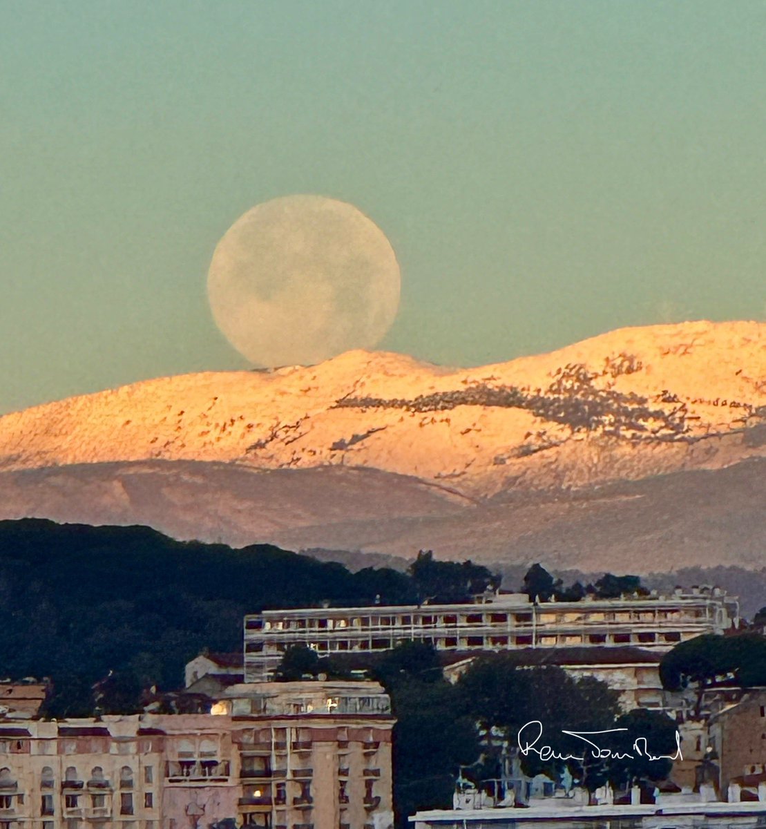 Incontestablement la photo du jour me concernant, la super et superbe lune qui se couche sur une montagne enneigée, photo prise du bout de la Croisette ce matin #Cannes #CotedAzurFrance <a href="/VisitCotedazur/">Côte d'Azur France</a> <a href="/villecannes/">Cannes</a> <a href="/Cannes_France/">Cannes, France</a>