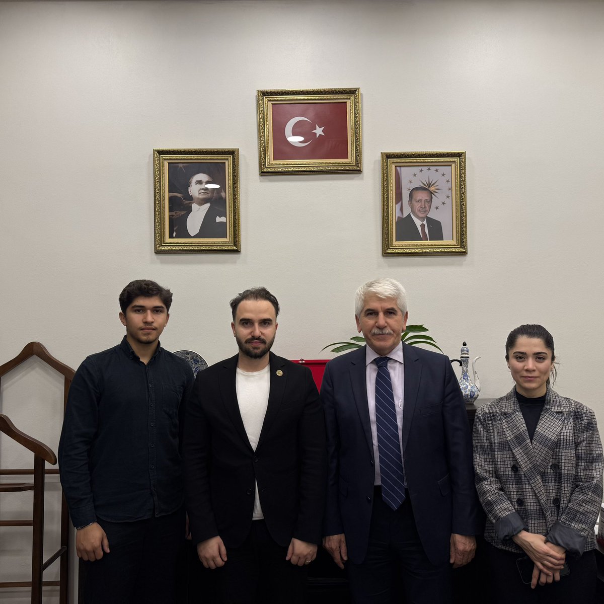 Gençlik Meclisi başkanımız Sayın Mert KAR, katip üyemiz ve üniversite topluluk başkanımız ile birlikte Kahramanmaraş Büyükşehir Belediyesi Başkan Danışmanımız Sayın Burhan SAKALLI’yı ziyaret ettik.