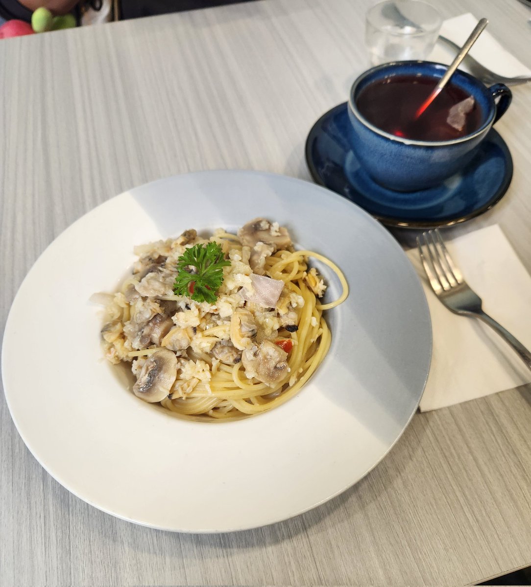 #PianoPianoCafe

蒜香白酒蜆肉意粉，揀咗小辣
Open kitchen 嘅關係，佢地一路煮時就聞到啲辣椒味，都幾多蒜同蜆肉，勁香😋
餐飲叫咗熱玫瑰蜜桃果茶，雖然係茶包但都好夠味👍🏻

小店人手唔算多出餐要啲時間，假日及晚市有加一

Support #YellowEconomicCircle 💛💪🏻