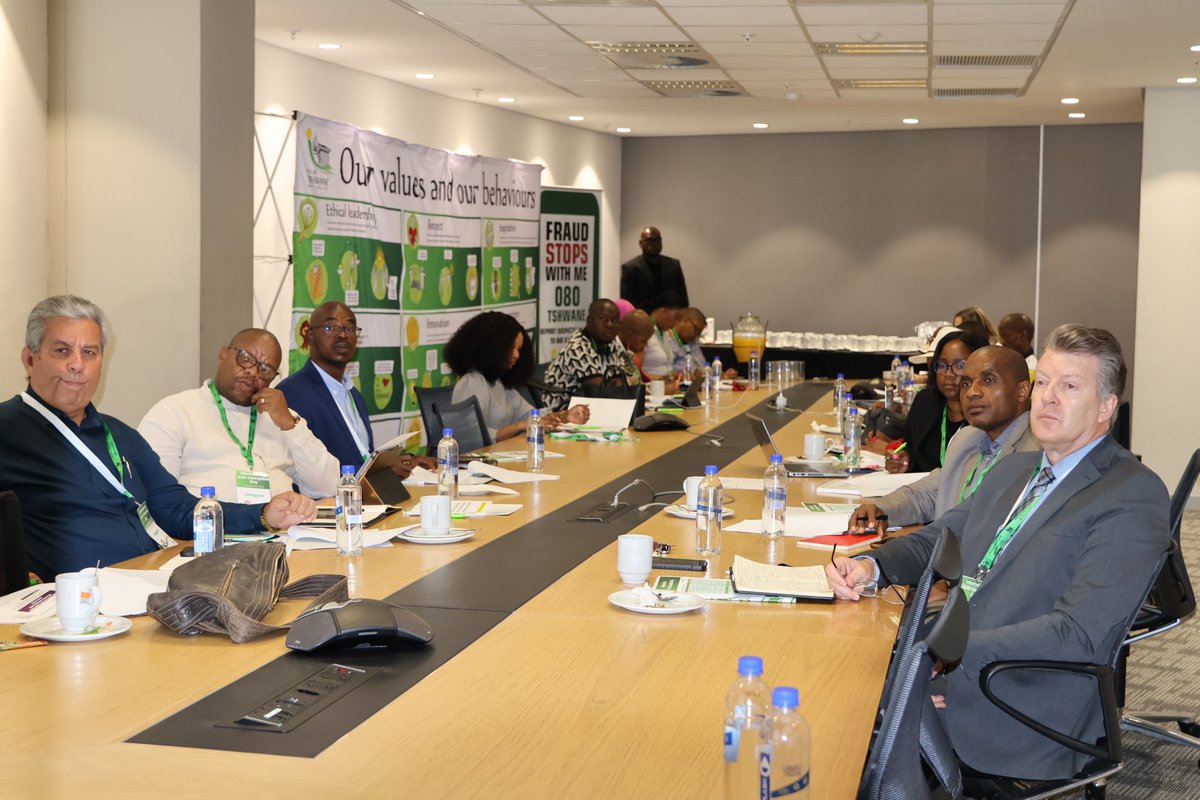 thedpsa's tweet photo. The DPSA team led by Dr. Salomon Hoogenraa-Vermaak received a briefing from the City of Tshwane team led by MMC Hannes Coetzee ahead of the International Anti-Corruption Day Build-Up Event  #FightingCorruption https://t.co/HS7Lc6NLZt