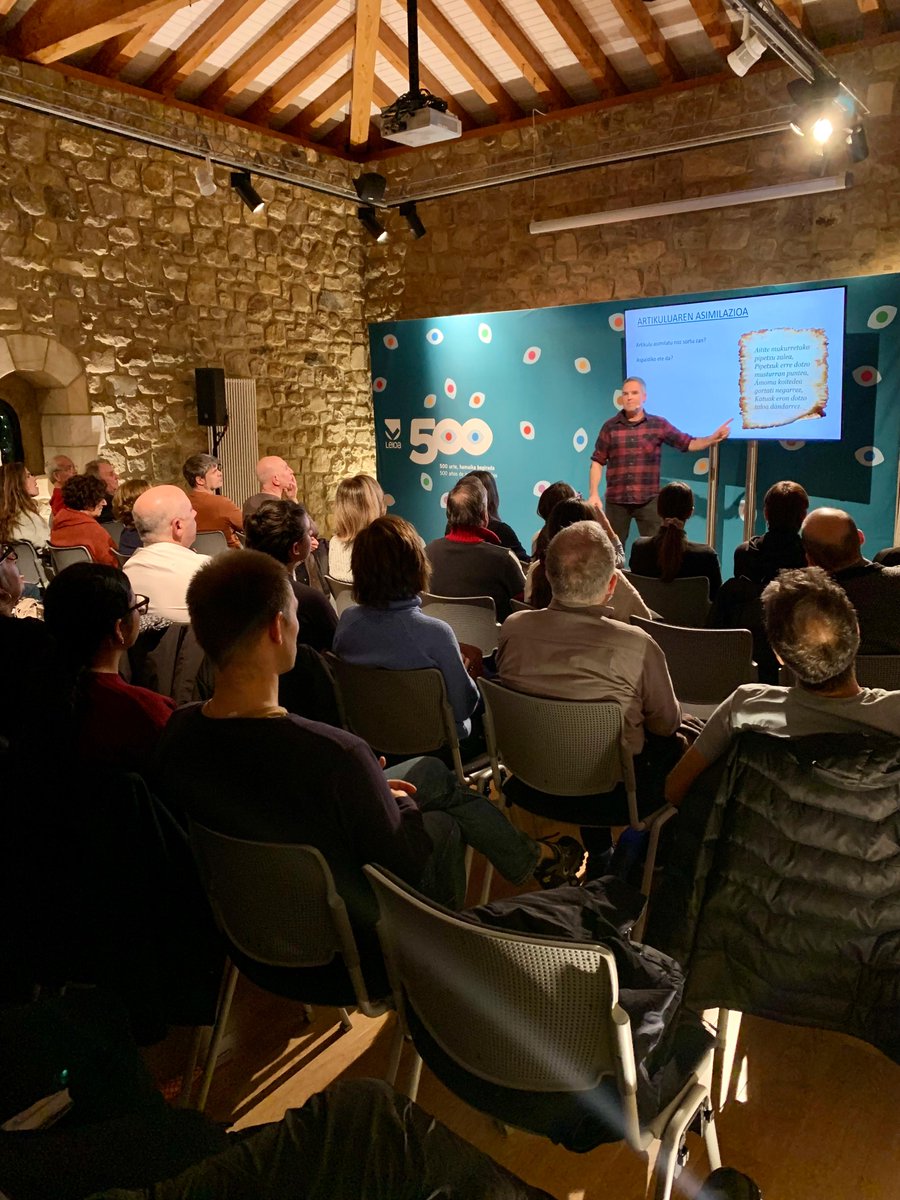 🗣️ Giro bikaina atzo Ondiz Dorrean, 𝐔𝐫𝐭𝐳𝐢 𝐆𝐨𝐢𝐭𝐢𝐤 Leioako euskarari buruz emandako hitzaldian. Zure intereseko gaiak aukeratu👉 labur.eus/Berba. 𝐋𝐞𝐢𝐨𝐚: 𝟓👁️👁️ 𝐮𝐫𝐭𝐞, 1️⃣1️⃣ 𝐛𝐞𝐠𝐢𝐫𝐚𝐝𝐚. 𝟓𝟎𝟎 𝐚𝐧̃𝐨𝐬 𝐝𝐞 ∞ 𝐦𝐢𝐫𝐚𝐝𝐚𝐬 ✅ #LeioaGurea #Leioa500