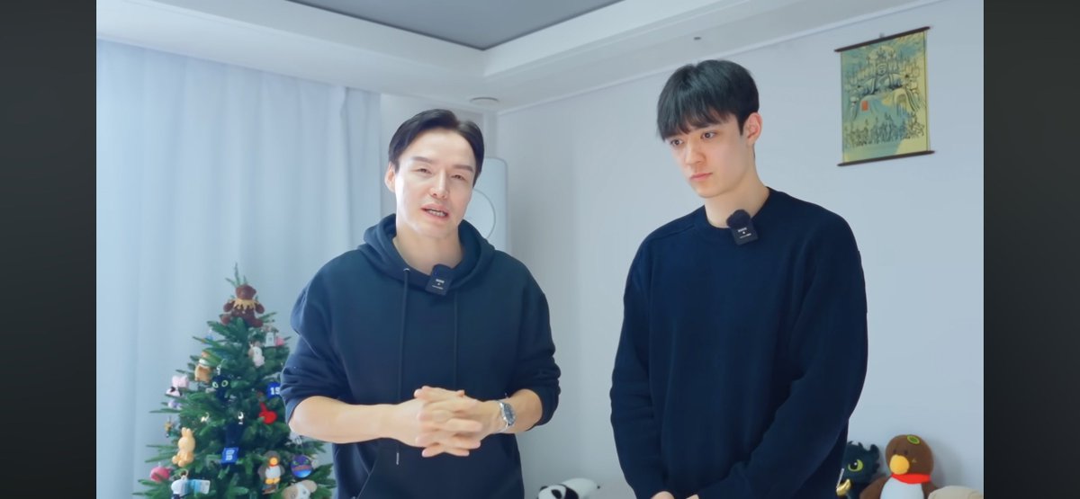 Солонгосын дээд лигт тоглодог залуугийн гэрт зочилсон ярилцлага сонслоо, ёстой гоё дугаар байна 👍👍 гадаадад амьдардаг залуус маань бахархам шүү

Фэнүүд нь лабубу, чихмэл, сүрчиг гээд бэлгээр булаастай 😊
Өвөөдөө хайртай, ёстой сайхан хүмүүжсэн хүү байна

youtu.be/9r4eXZp8aKE?si…