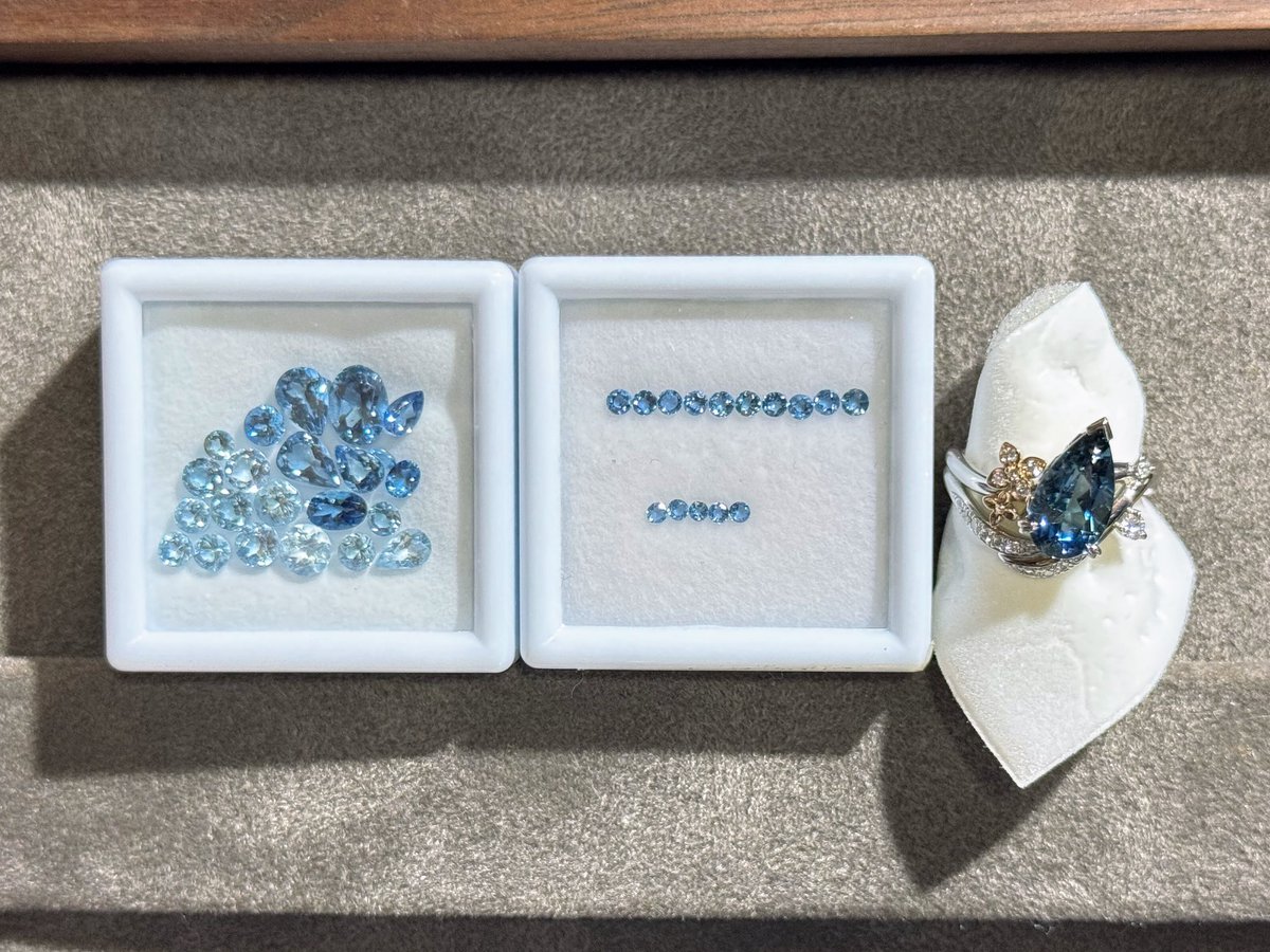 並べて比較すると、色の違いがわかりやすい💡 普通のアクアマリン