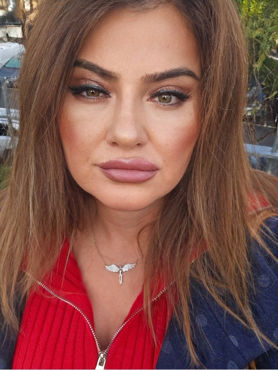 ElaAnnabel8's tweet photo. 09.26 Gunaydinlar ahali ve mutlu Cuma'lar. Aliga, bonjour,  ciao and all that.  Happy Friday y'all 💙🧿🍀☕️. Need few strong coffees today 🙈☕️☕️ Thanks God it's Friday morning selfie ahahaha #HappyFriday #nearlyweekend #moi #London https://t.co/ZYtCL5o6k2