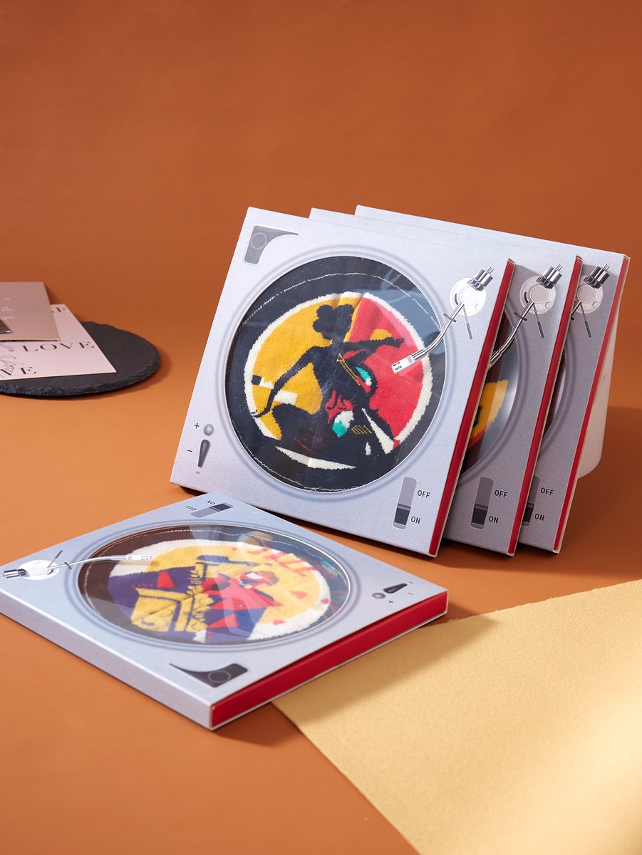 HainingHadSocks's tweet image. 🔥Brand new custom sock collection just dropped a highlight — music-album-inspired socks wrapped in CD-style gift boxes!🎧📀😎🎵🧦🎤✨
📀🎶 Custom packaging, custom patterns, custom coolness — all in one place.#CustomSocks #CreativePackaging  #GiftBoxDesign #HADSocks #Accessories