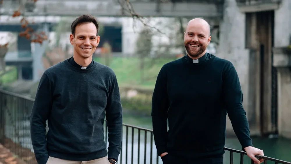 DruzinaSi's tweet image. 🎙 Sinoči je zaživel nov podkast Kefa, ki ga ustvarjata mlada slovenska duhovnika Peter Čemažar in Blaž Franko. Zaupala sta nam, kako je zamenjati ambon s snemalnim studiem ... ⬇⬇⬇
druzina.si/clanek/duhovni…