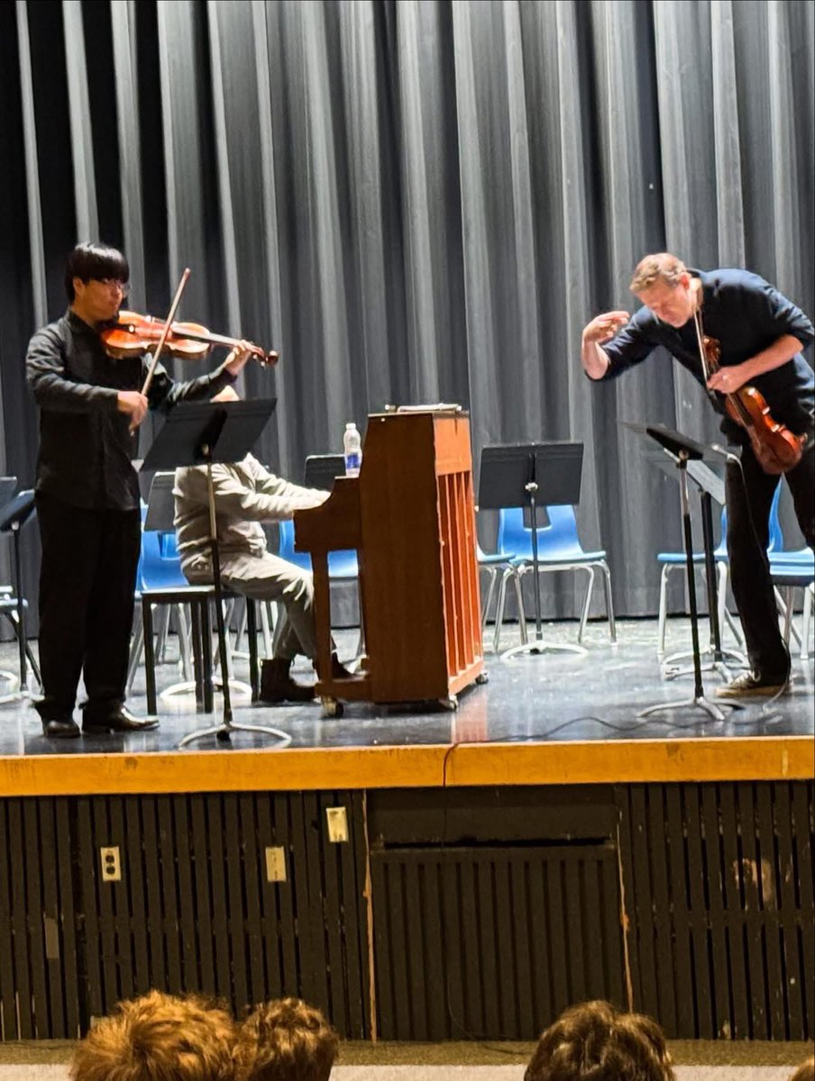 Thank you so very much to <a href="/TorontoSymphony/">Toronto Symphony</a> Concertmaster <a href="/jcrowfiddle/">Jonathan Crow</a> for working with our students in the Regional Strings Program this morning. Your generosity, artistry, and ability to capture the why behind what makes a great performance was truly inspiring. 🎻🎻🎻