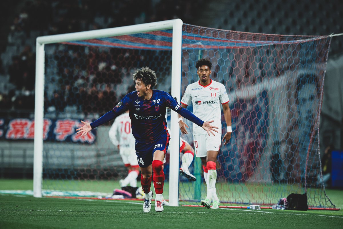 fctokyoofficial's tweet photo. 🔵選手情報🔴
#山下敬大 選手が2025シーズン限りで契約満了となりますので、お知らせいたします。
https://t.co/z7UFY7cJpV 

山下選手コメント
『FC東京に関わるみなさまへ。
この4年間、ありがとうございました。このたび、契約満了に伴い、チームを離れることになりました。
FC���京で過ごした時間は、言葉では簡単に表せないほど濃く、そして自分の人生にとって大きな意味を持つものでした。特に怪我でピッチに立てなかった期間は、自分と向き合う時間が多く、サッカー選手として、そして一人の人間として強くなるきっかけを与えてくれました。
復帰を支えてくれたトレーナーの方々やドクター、支え続けてくれたチームメイト、そして変わらず声を送り続けてくれたファン・サポーターのみなさまには、感謝の気持ちで一杯です。
順調な時も、思うようにいかなくて悔しさに押し潰されそうな時期もありましたが、そのすべてが自分を成長させ、今の自分を作ってくれました。
この経験を次のステージで活躍するための原動力にします。
自分はまだ戦えるし成長できる。もっと強くなれると信じています。
自分自身に期待して、これからも頑張ります！
これまで、本当にありがとうございました』

#fctokyo #tokyo