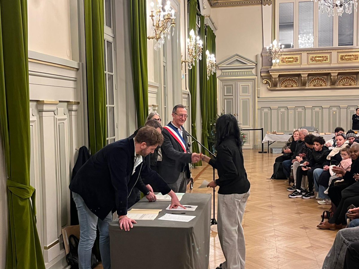 FrancoisDagnaud's tweet image. Bravo aux élèves du collège Georges Rouault pour votre réussite au Brevet et au CFG !

Par votre investissement, vous avez su prendre vos marques pour construire votre avenir. 

Un moment de fierté partagé avec vos familles et les équipes éducatives.