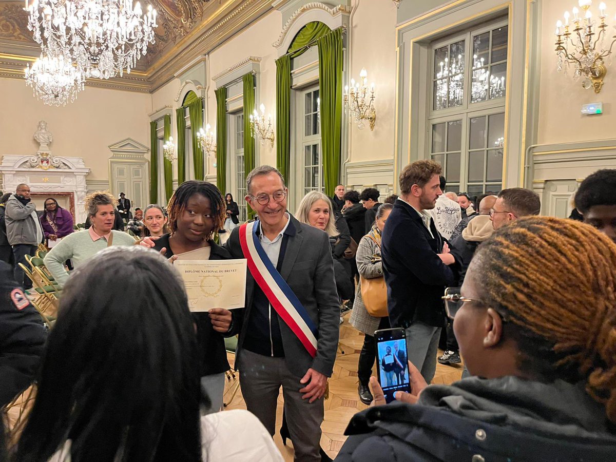 FrancoisDagnaud's tweet image. Bravo aux élèves du collège Georges Rouault pour votre réussite au Brevet et au CFG !

Par votre investissement, vous avez su prendre vos marques pour construire votre avenir. 

Un moment de fierté partagé avec vos familles et les équipes éducatives.