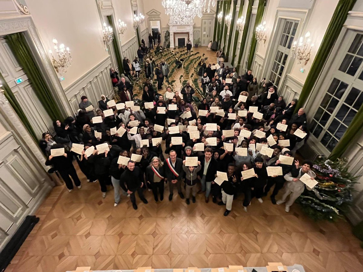 Bravo aux élèves du collège Georges Rouault pour votre réussite au Brevet et au CFG !

Par votre investissement, vous avez su prendre vos marques pour construire votre avenir. 

Un moment de fierté partagé avec vos familles et les équipes éducatives.