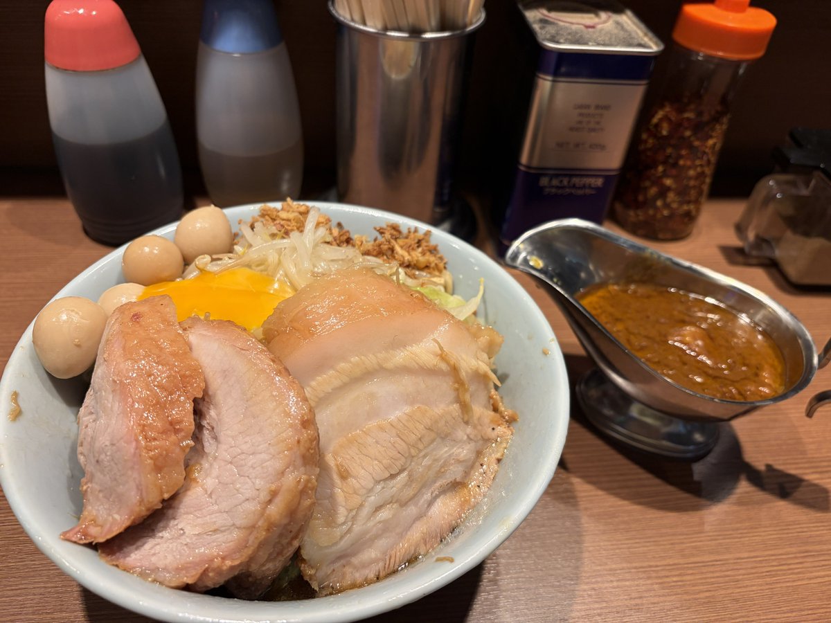 bkdq00's tweet photo. 汁なし豚3うずら、カレー
炭さんに呼ばれて？急遽訪問してきた‼️
いやぁ、これは美味いなぁ😋
ご飯ないですか？って聞かれるの分かるわ🍚
今日は半分食べてからカレー載せたけど次回はWカレーにして最初から汁なしカレーだな🍛
#RamenBase046 https://t.co/OGHto23sYm