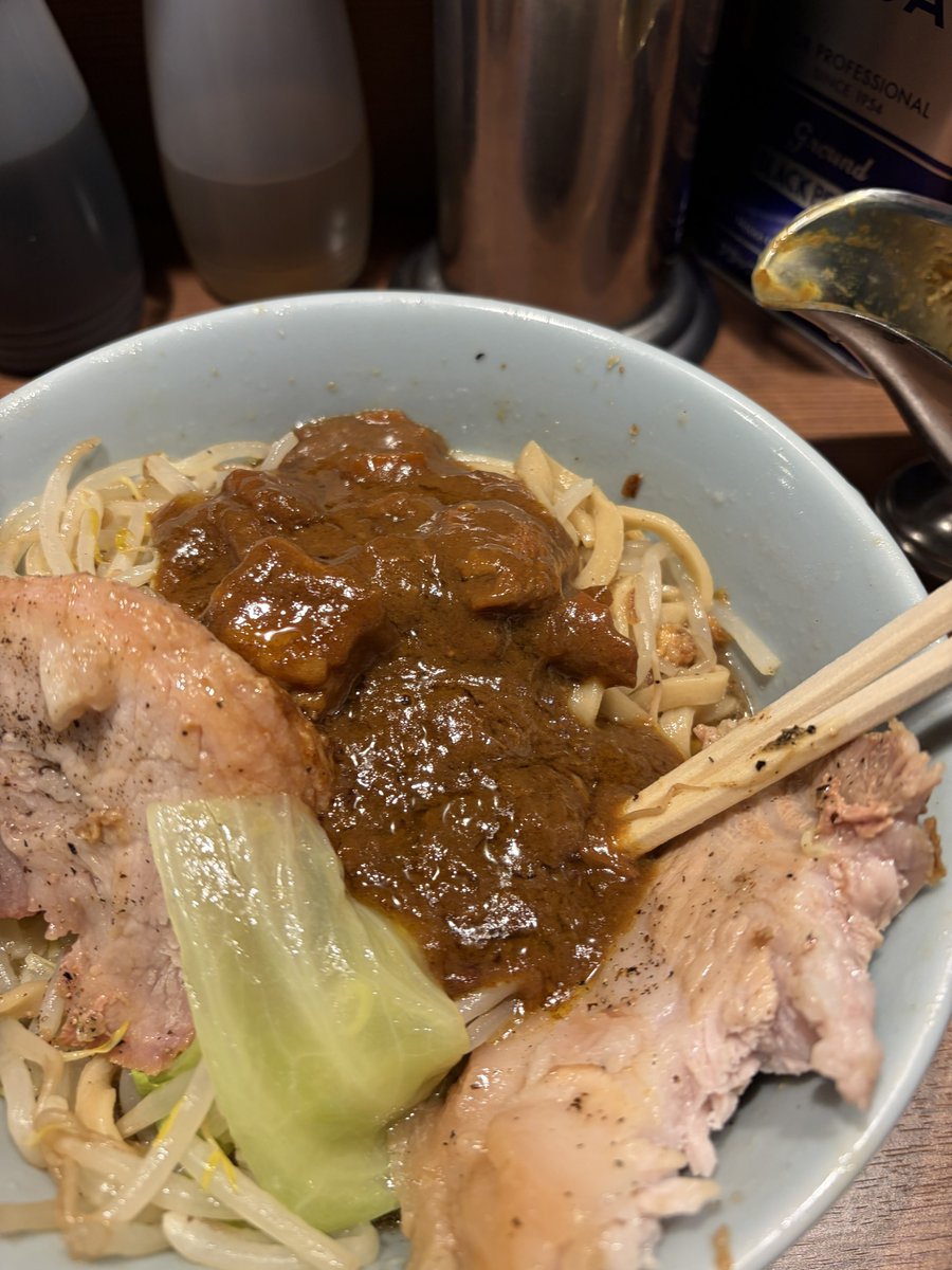 bkdq00's tweet photo. 汁なし豚3うずら、カレー
炭さんに呼ばれて？急遽訪問してきた‼️
いやぁ、これは美味いなぁ😋
ご飯ないですか？って聞かれるの分かるわ🍚
今日は半分食べてからカレー載せたけど次回はWカレーにして最初から汁なしカレーだな🍛
#RamenBase046 https://t.co/OGHto23sYm