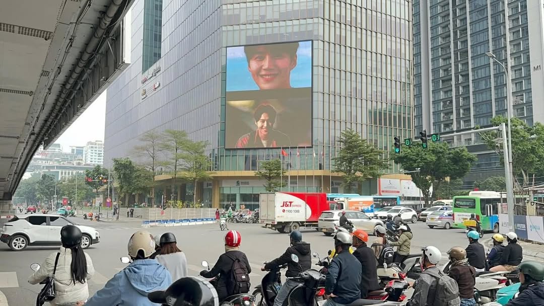OMG <a href="/KIMSEONHO_offcl/">김선호 KIM SEONHO</a> BIG LED SCREEN IN HANOI VIETNAM IS UP 😍

Thank you SHHD Vietnam 🇻🇳 💙 

I hope he see this and brag it to us 🤭

#김선호 #KimSeonho #현혹 #PortraitsofDelusion