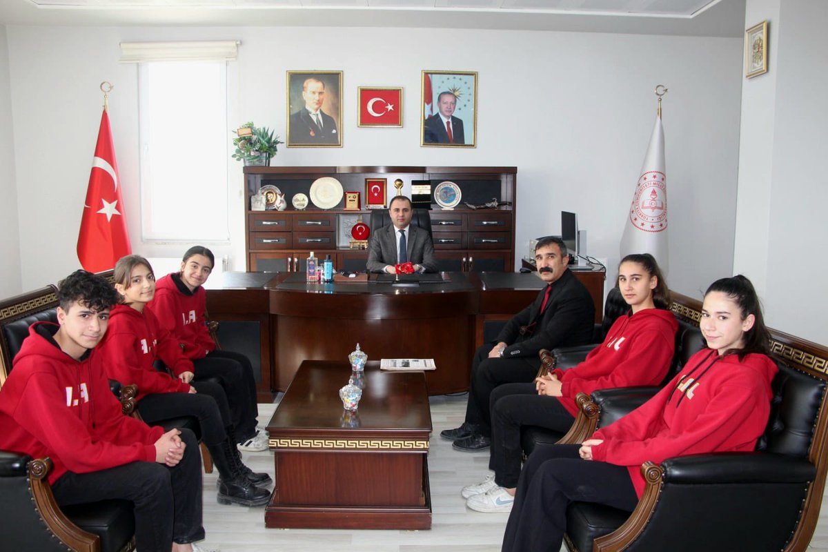 📌Atatürk Anadolu Lisesi idareci ve öğrencileri, hazırladıkları okul dergisinin tanıtımı kapsamında İlçe Milli Eğitim Müdürümüz Sn. <a href="/ctn_kdr/">Kadir Çetin</a> ’i makamında ziyaret etti.

Bu anlamlı ziyaret için Atatürk Anadolu Lisesi ailesine teşekkür ederiz.👏🏻

<a href="/tcmeb/">Millî Eğitim Bakanlığı</a> <a href="/TCyuksekova/">Yüksekova Kaymakamlığı</a> <a href="/nrtttin_ylmz/">Nurettin YILMAZ</a>