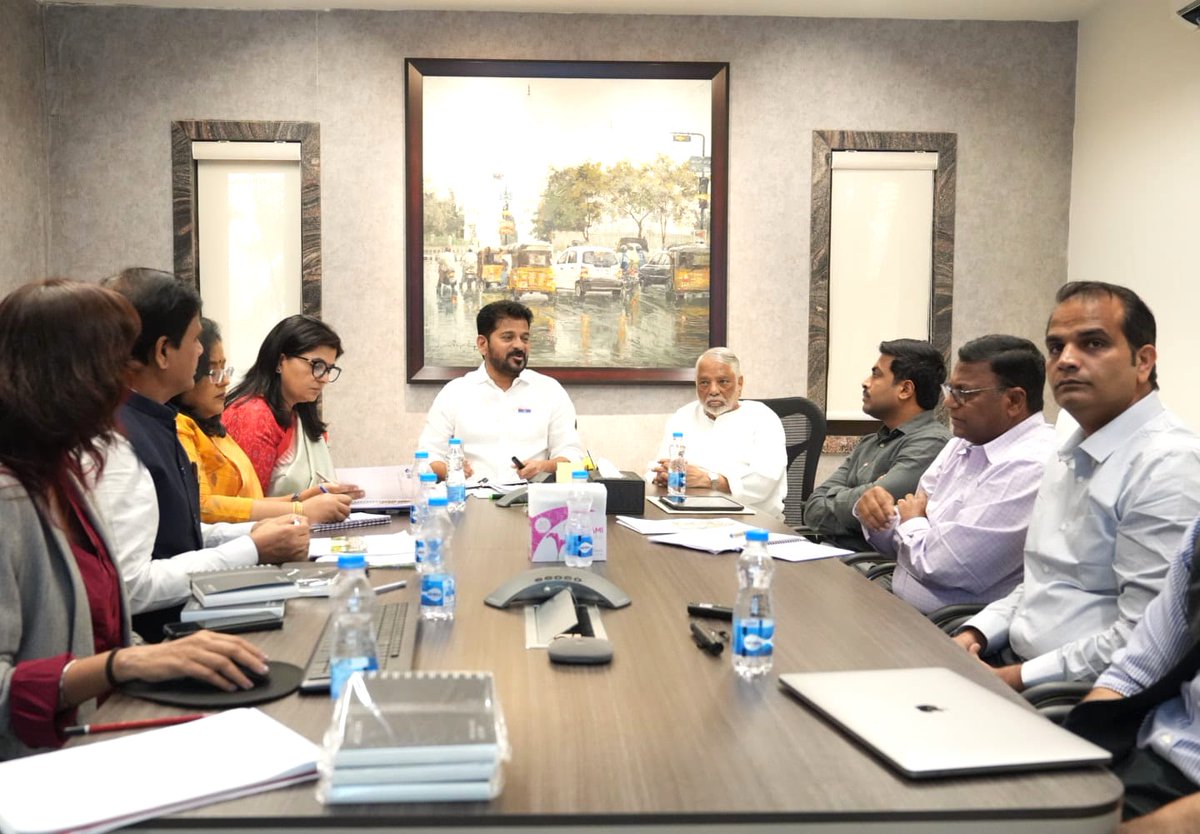 TelanganaCMO's tweet image. ఉస్మానియా యూనివ‌ర్సిటీలో (#OU) చేప‌ట్ట‌నున్న అభివృద్ధి ప‌నుల్లో విద్యార్థులు, బోధ‌న సిబ్బంది అభిప్రాయాల‌కు ప్రాధాన్యం ఇవ్వాల‌ని ముఖ్య‌మంత్రి శ్రీ @revanth_anumula గారు సూచించారు. ఓయూ అభివృద్ధి ప‌నుల‌కు సంబంధించి ఎంత మొత్త‌మైనా ఖ‌ర్చు చేసేందుకు వెనుకాడ‌మ‌ని తెలిపారు.