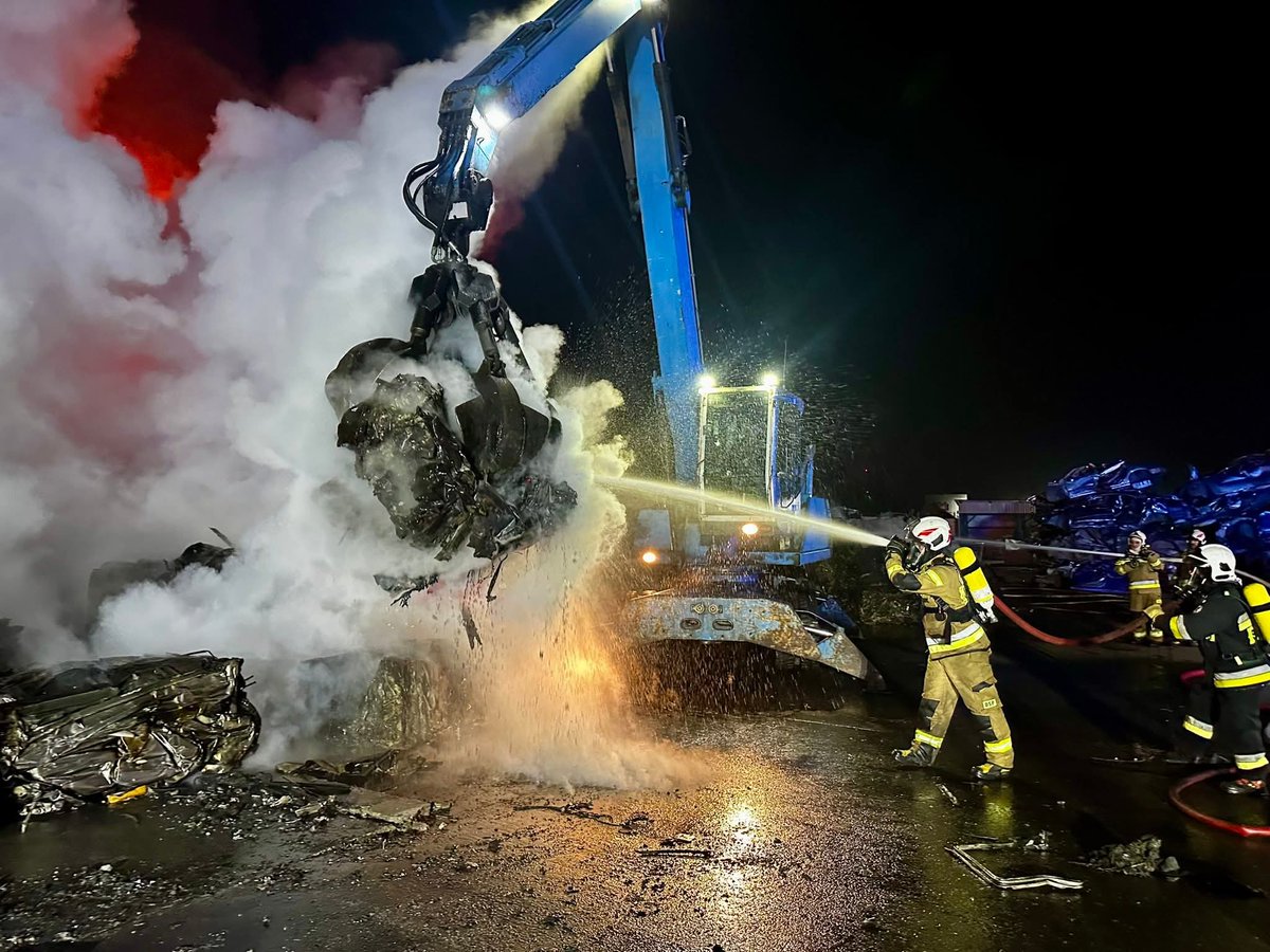 StrazPolice's tweet photo. Zostały zakończone działania  na terenie zakładu zajmującego się skupem i recyklingiem pojazdów w Stobnie, które trwały od wczorajszego wieczora. W punkcie kulminacyjnym akcji brało udział 17 zastępów straży pożarnej i 50 strażaków z terenu pow. polickiego, Szczecina i Stargardu. https://t.co/fBjHD03Ztv