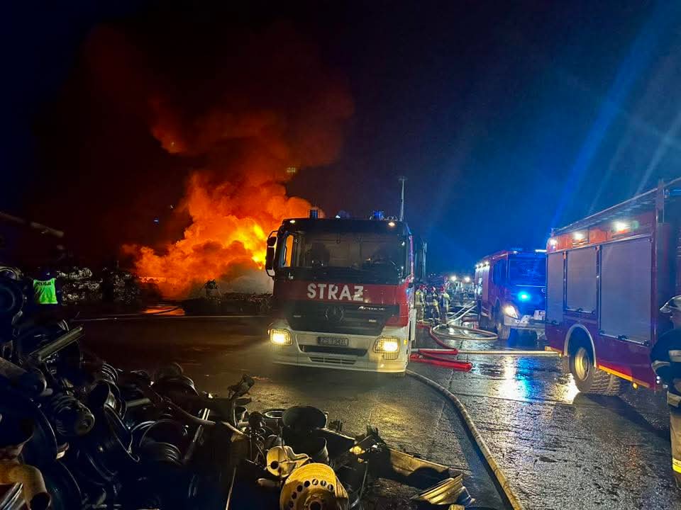 StrazPolice's tweet photo. Zostały zakończone działania  na terenie zakładu zajmującego się skupem i recyklingiem pojazdów w Stobnie, które trwały od wczorajszego wieczora. W punkcie kulminacyjnym akcji brało udział 17 zastępów straży pożarnej i 50 strażaków z terenu pow. polickiego, Szczecina i Stargardu. https://t.co/fBjHD03Ztv
