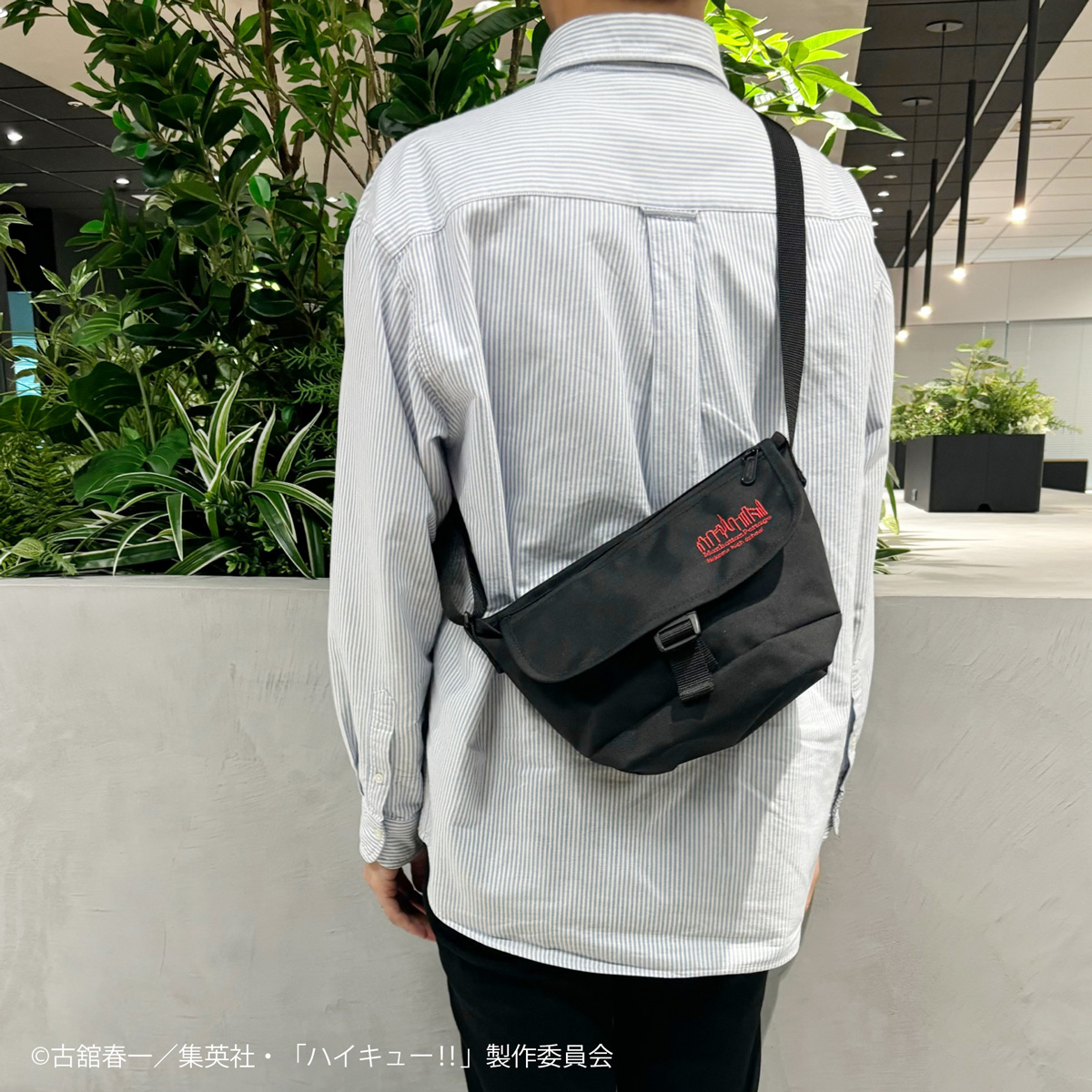 ／
#ハイキュープラザ新商品🏐
＼

Manhattan Portage(マンハッタンポーテージ)とのコラボレーションメッセンジャーバッグが登場!!

ブランドロゴ部分に「Nekoma high school」の刺繍が入った特別仕様！内ポケットには横断幕「繋げ」のネーム付きです。