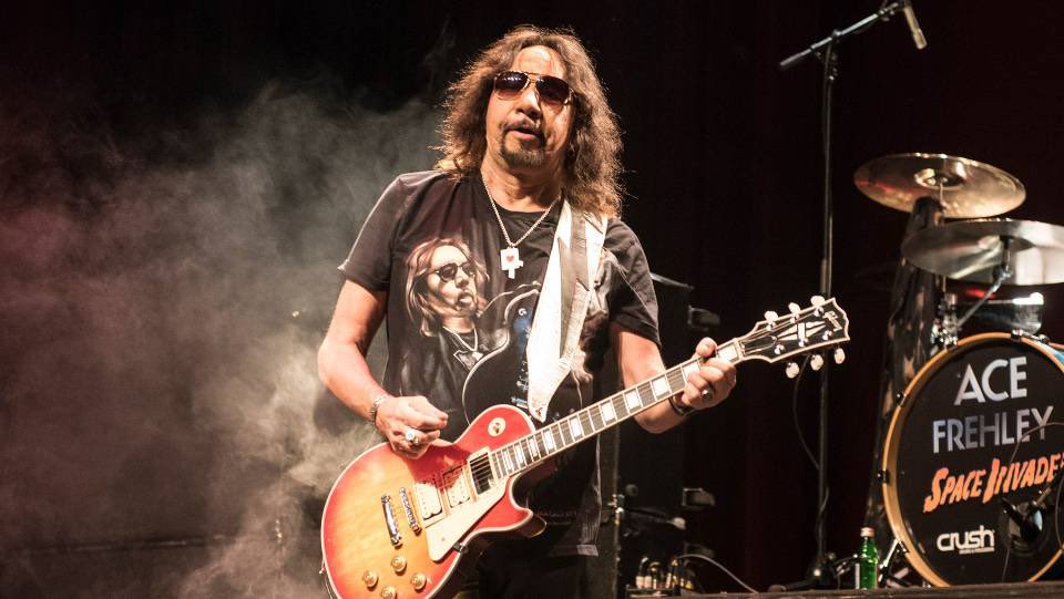 Happy Frehley Friday everyone 
What a great rocker we lost 😞 
Look at that great « presence »
He had even unmasked👊🏼⚡️
#AceCult 💙