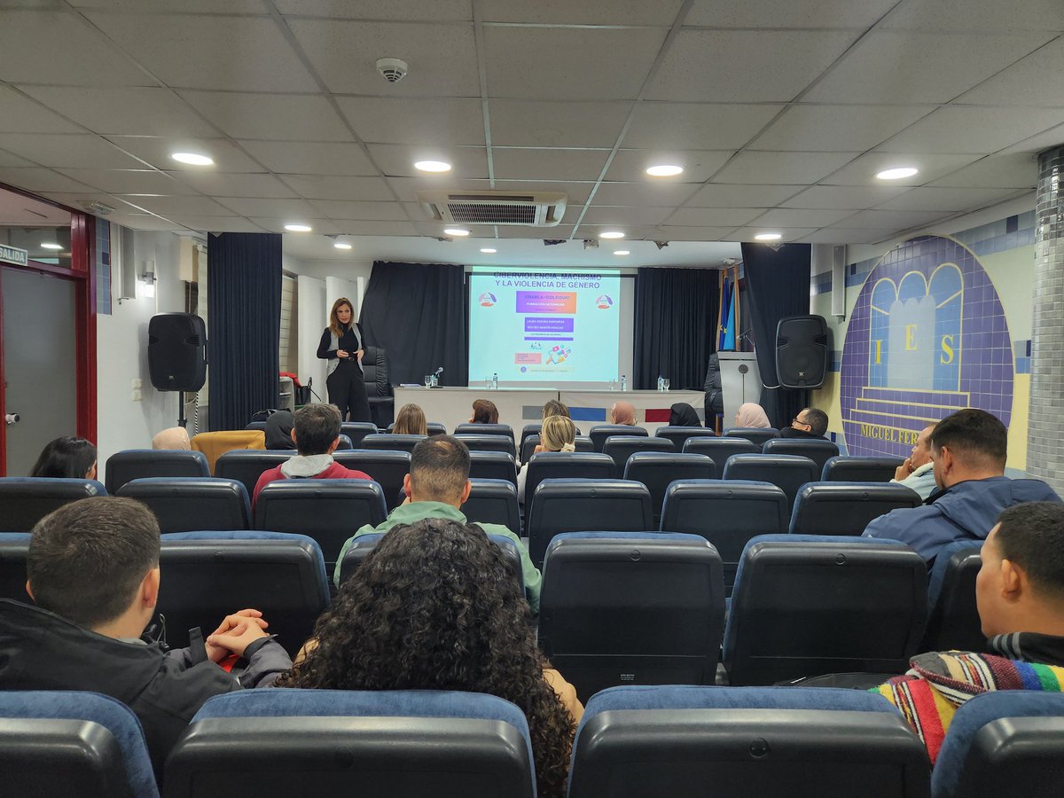 IESMF's tweet image. Ayer asistimos a una charla sobre los peligros de las redes, organizada por Formación d Familias y Plan d Igualdad. Contamos cn Laura Segura Jefa d @UnidadContraVG y cn Beatriz Martín, Agente d Igualdad. Tarde d aprendizaje para ls familias. Gracias por vuestra implicación ♥️