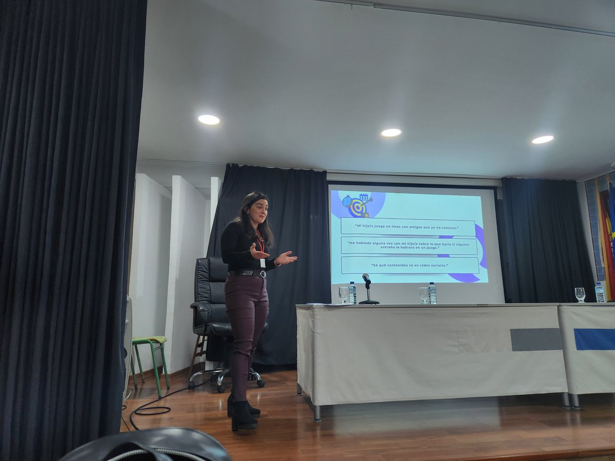 IESMF's tweet image. Ayer asistimos a una charla sobre los peligros de las redes, organizada por Formación d Familias y Plan d Igualdad. Contamos cn Laura Segura Jefa d @UnidadContraVG y cn Beatriz Martín, Agente d Igualdad. Tarde d aprendizaje para ls familias. Gracias por vuestra implicación ♥️