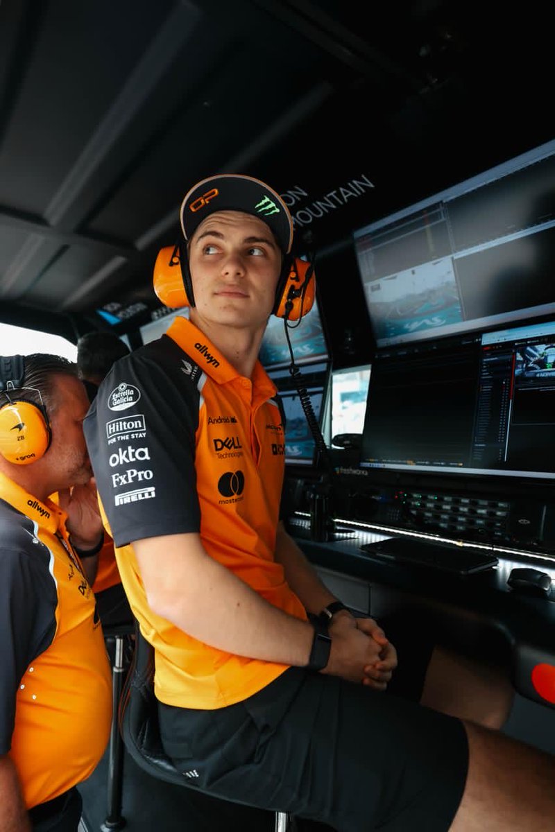 McLarenF1's tweet photo. Watching from the pit wall 👀

#McLaren | #AbuDhabiGP 🇦🇪 https://t.co/LAdBDPbEig